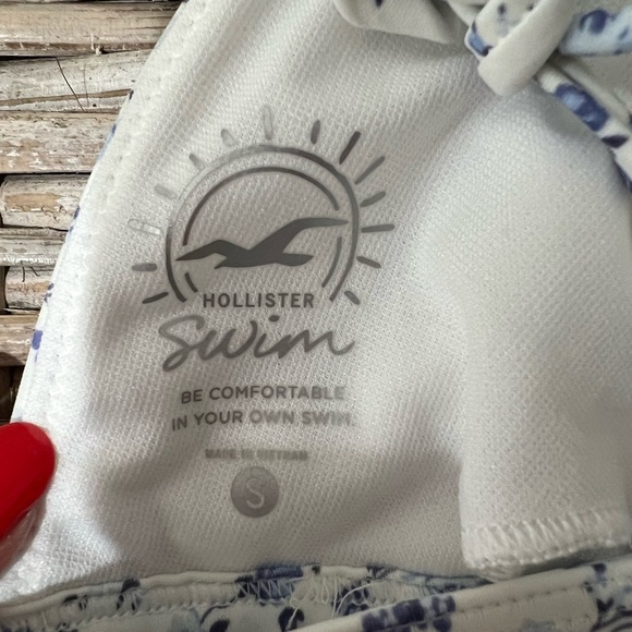 Hollister Swim size small Floral Triangle Bikini Top, EUC, feminine, dainty - Picture 3 of 6